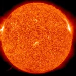 Éruption solaire en gros plan sur le bord gauche du Soleil, image en ultraviolet extrême.