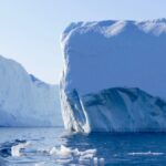 Image d’icebergs majestueux en Antarctique avec montagnes cachées sous la glace, secrets géologiques millénaires