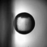 Une balle qui roule à la verticale