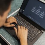 Un homme qui utilise ChatGPT