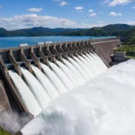 Vue aérienne d’un barrage en pleine évacuation d’eau, illustrant l’impact des barrages sur la répartition des masses terrestres