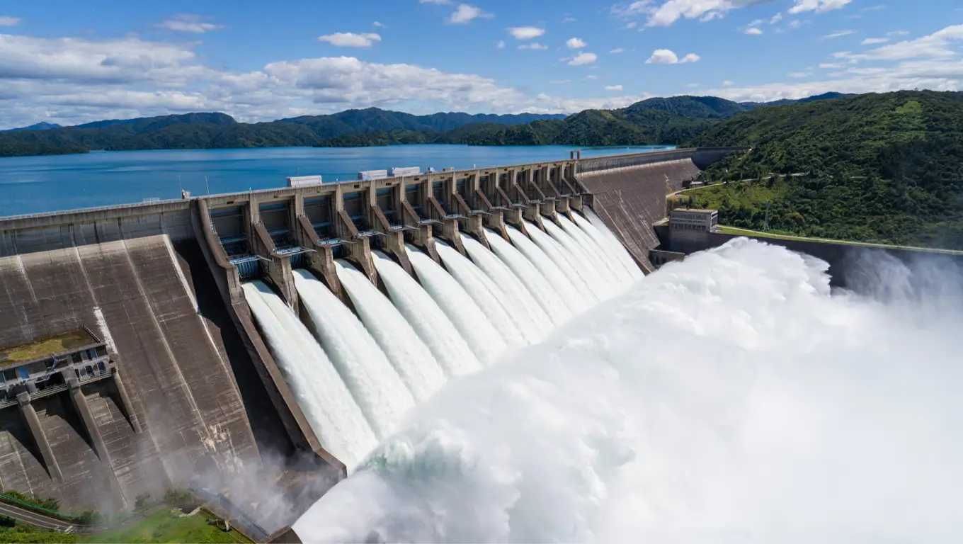Vue aérienne d’un barrage en pleine évacuation d’eau, illustrant l’impact des barrages sur la répartition des masses terrestres
