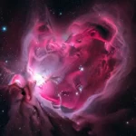 Nébuleuse rose intense dans l’espace profond, révélant la formation d’étoiles au cœur de la Voie lactée