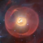 Image du télescope James Webb montrant une étoile géante en fin de vie entourée d’ondes spirales de gaz rougeoyant.