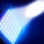 Dispositif capturant un faisceau lumineux intense dans un environnement technologique futuriste