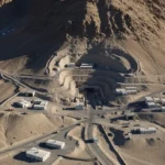 Photo d’un site creusé dans une montagne désertique, utilisée à titre d’illustration pour évoquer un site nucléaire enfoui