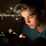 Adolescent concentré sur un jeu mobile, avec visualisation d’ondes cérébrales et d’un cerveau en surimpression
