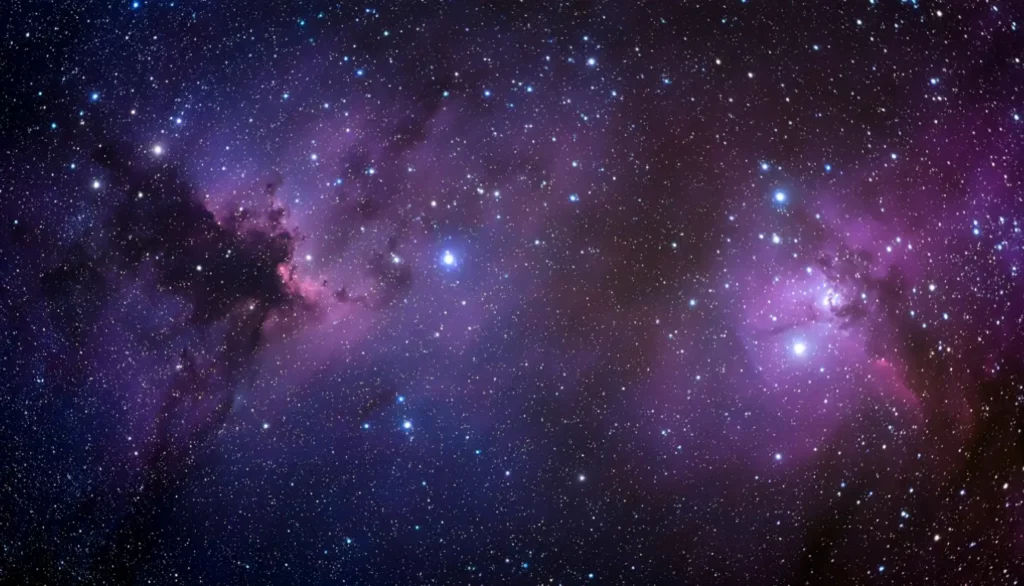 Champ d’étoiles et nébuleuse lumineuse dans l’espace profond, aux teintes violettes et bleutées