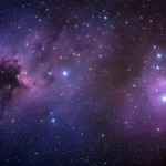 Champ d’étoiles et nébuleuse lumineuse dans l’espace profond, aux teintes violettes et bleutées