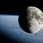 Image de la Lune partiellement éclairée sur fond de Terre vue depuis l’espace, avec une atmosphère visible en courbe