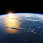 Vue de la Terre depuis l’espace, avec le lever du soleil illuminant l’Europe et la Méditerranée