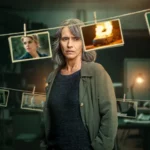 Sara debout devant des photos suspendues illustrant son enquête