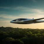 Avion électrique futuriste volant au-dessus d’une forêt tropicale au coucher du soleil