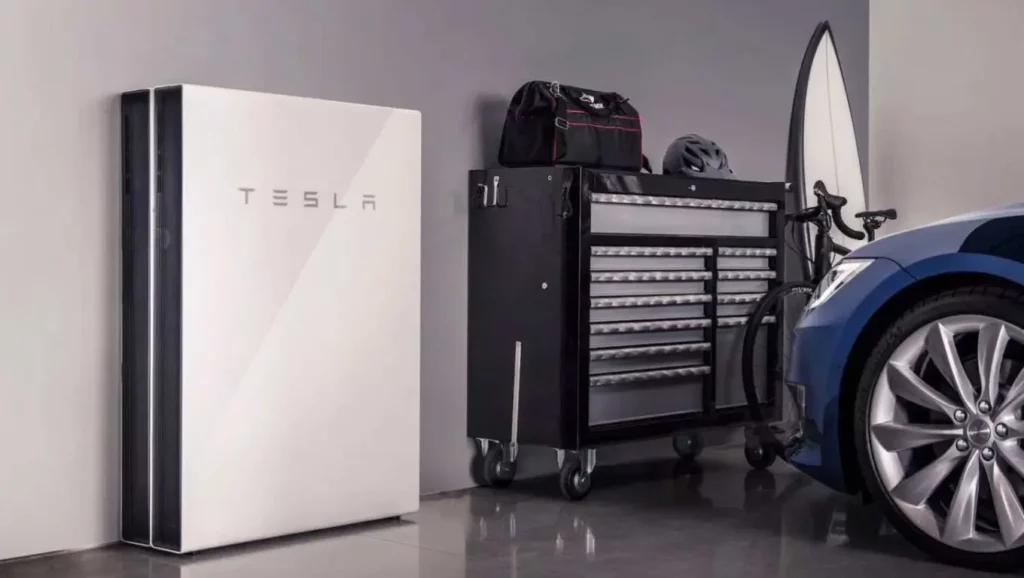 Batterie domestique Tesla Powerwall installée dans un garage