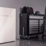 Batterie domestique Tesla Powerwall installée dans un garage