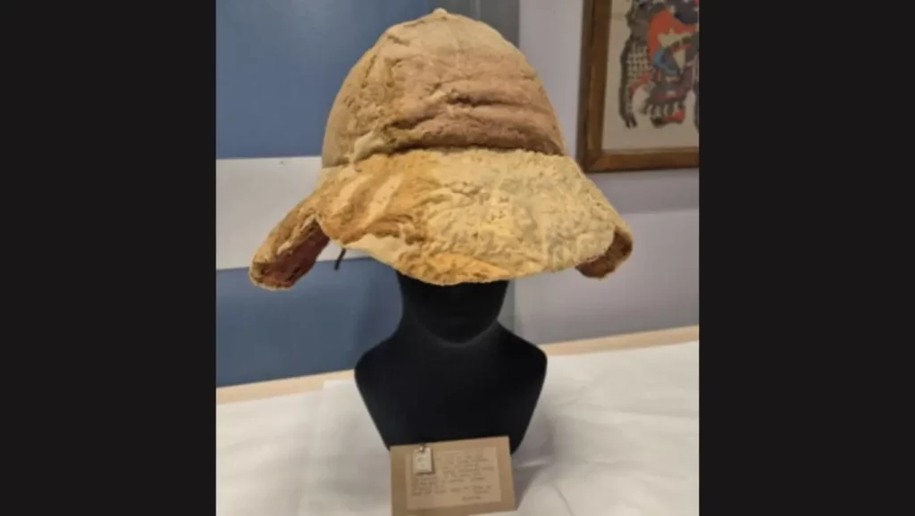 Casque antique en tissu restauré et exposé au Bolton Museum en Angleterre.