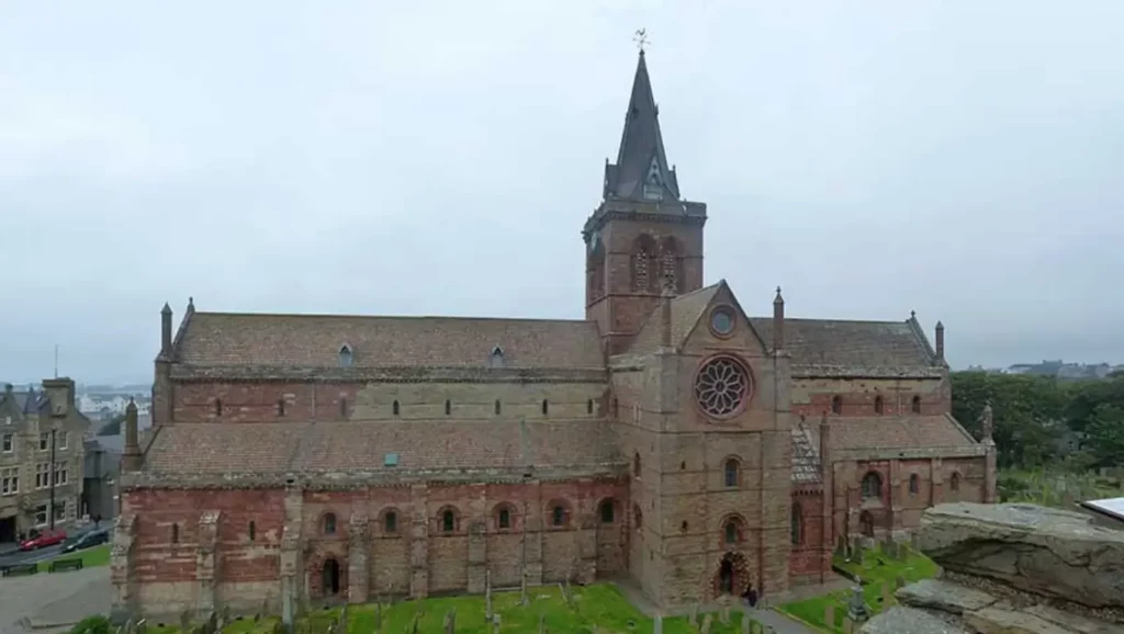 Vue extérieure de la cathédrale Saint-Magnus à Kirkwall, dans les Orcades