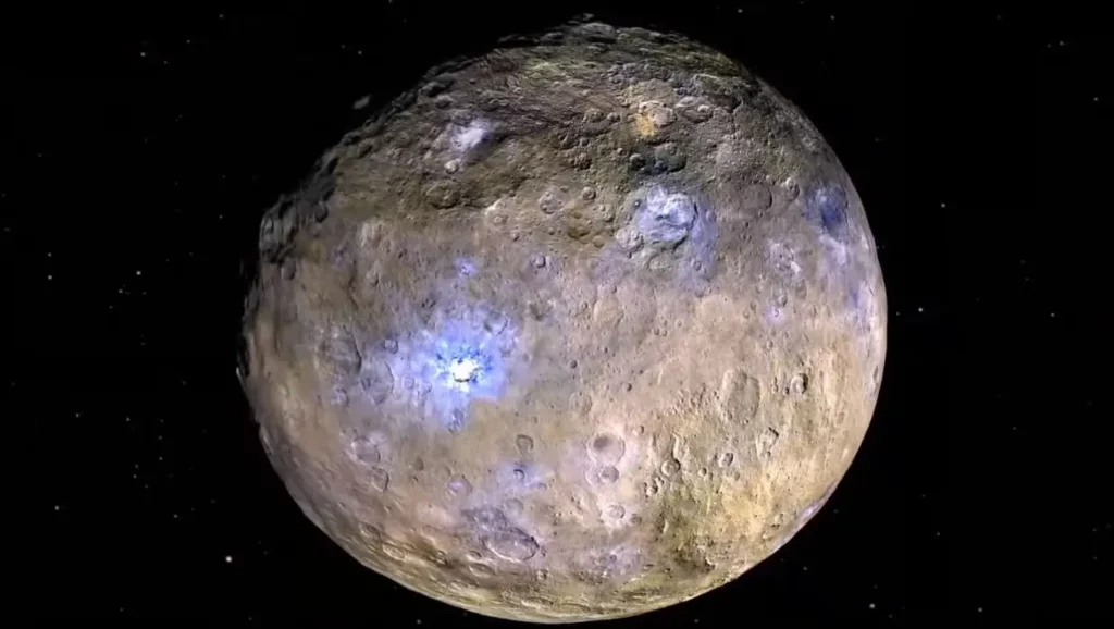 Image de Cérès captée par la NASA montrant sa surface criblée de cratères et des dépôts lumineux intrigants.