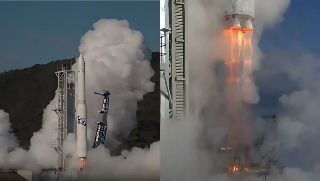 Fusée en cours de décollage avec nuage de fumée et flammes visibles
