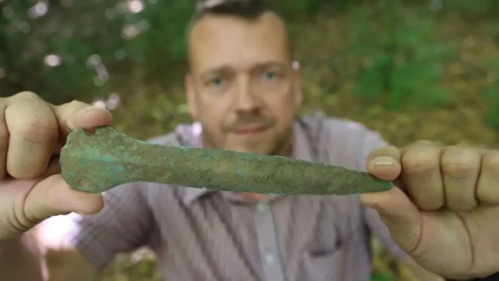 Maik Böhner tenant une dague en bronze vieille de 3 500 ans découverte par hasard lors d’une promenade 