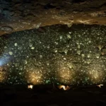 Grotte ornée d’empreintes de mains humaines préhistoriques vieilles de 8 400 ans.
