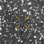 Image télescopique montrant la comète interstellaire au centre d’un champ étoilé