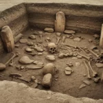 Fouille archéologique d’une tombe rituelle contenant des squelettes et pierres anciennes en Allemagne
