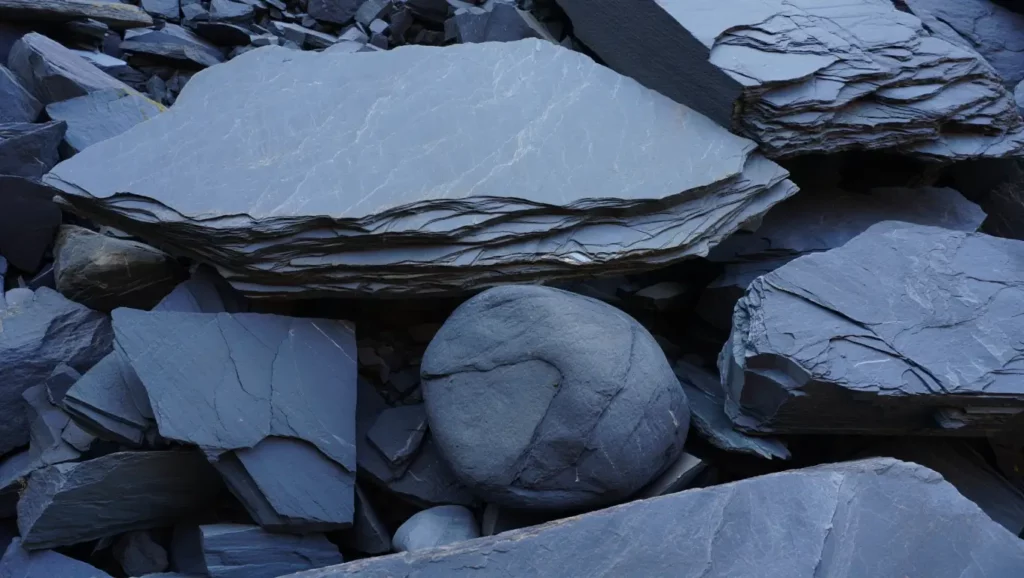 Couches de roches géologiques empilées, témoignant d’une formation plus rapide que prévu selon une étude récente.