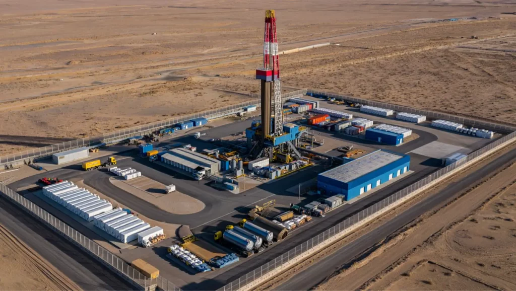 Site de forage chinois atteignant 11 000 mètres de profondeur dans le désert