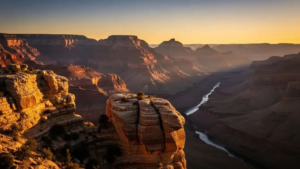 Vue du Grand Canyon au lever du soleil avec le fleuve Colorado