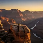 Vue du Grand Canyon au lever du soleil avec le fleuve Colorado