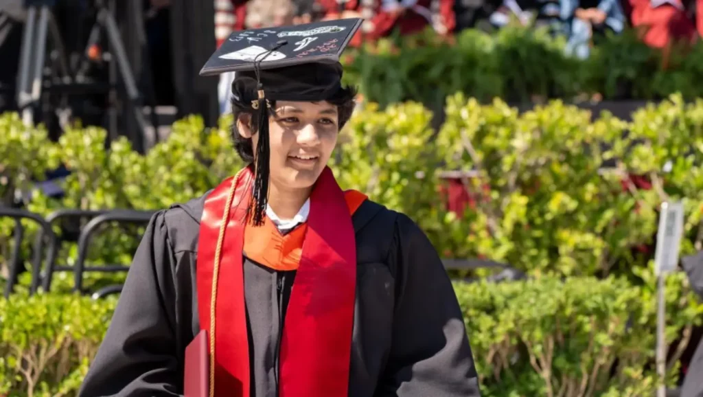 Kairan Quazi en tenue de diplômé à l’université de Santa Clara, avant d’intégrer SpaceX à 14 ans.