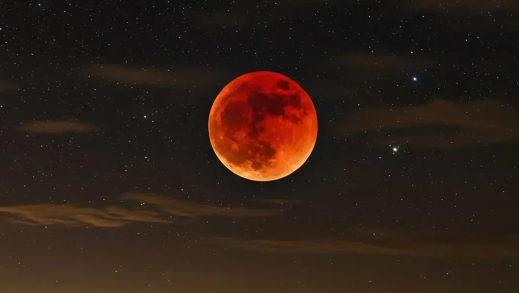 Lune rouge sang observée dans un ciel étoilé lors d’une éclipse totale