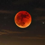 Lune rouge sang observée dans un ciel étoilé lors d’une éclipse totale