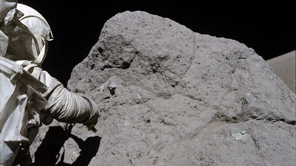 Harrison Schmitt collecte des échantillons sur la Lune