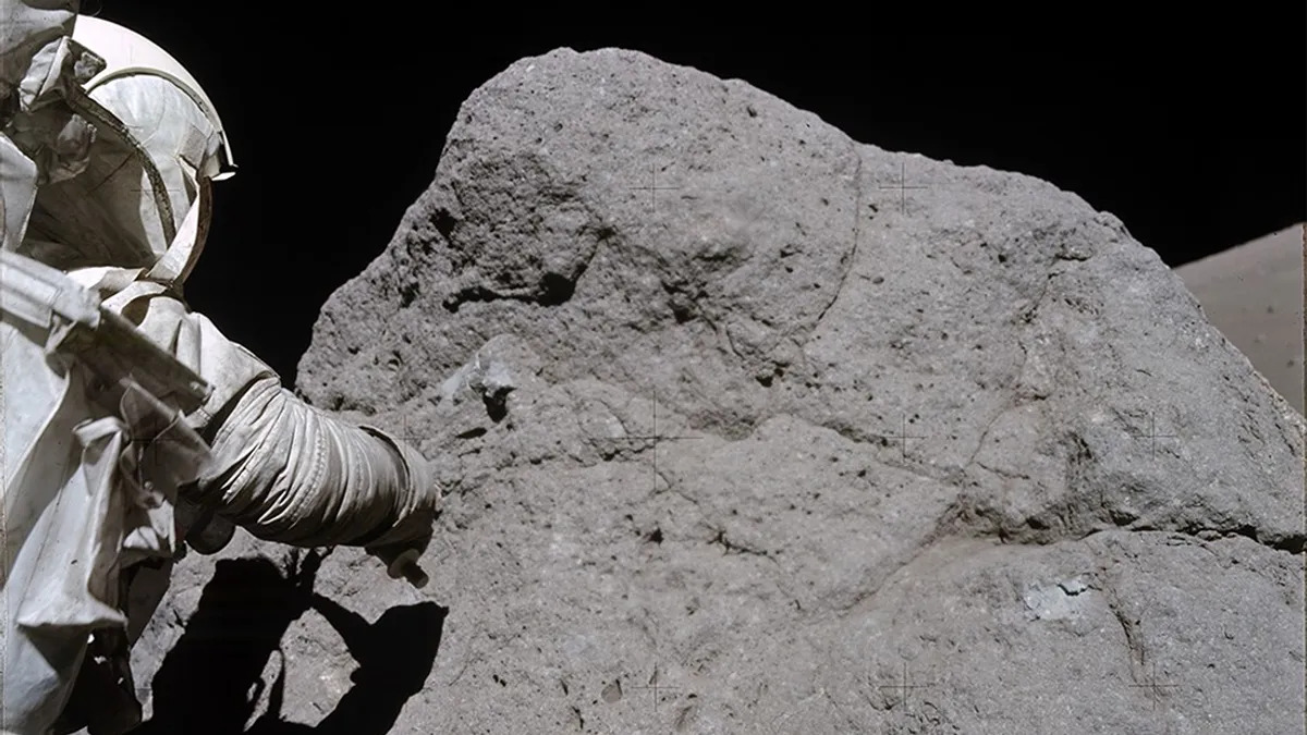 Harrison Schmitt collecte des échantillons sur la Lune