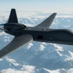 Drone militaire furtif en vol au-dessus de montagnes enneigées, représentant les nouvelles technologies aériennes autonomes