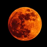 Image de la Lune teintée de rouge vif lors d’une éclipse totale, surnommée « Lune de sang ».