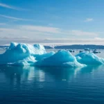 Icebergs flottant sur l’océan, symbole de la fonte des glaces et de l’élévation du niveau marin