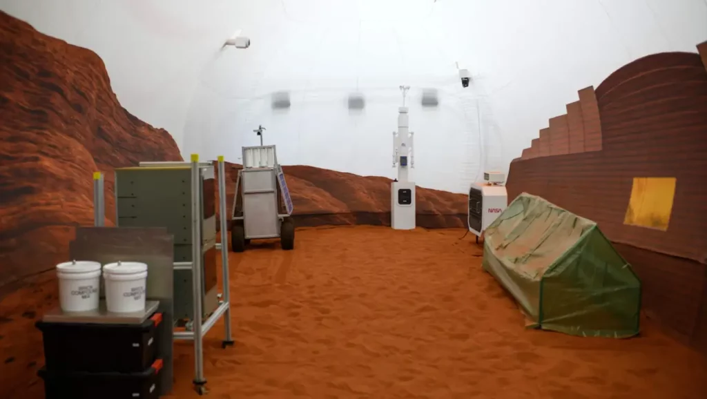 Intérieur de l’habitat Mars Dune Alpha de la NASA, recréant le sol et les conditions de vie de Mars.