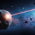 Illustration d’un satellite utilisant un rayon laser pour frapper un astéroïde et tenter de modifier sa trajectoire.