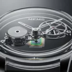 Gros plan sur une montre innovante fonctionnant grâce à un micromoteur en silicium, sans engrenages ni ressorts.