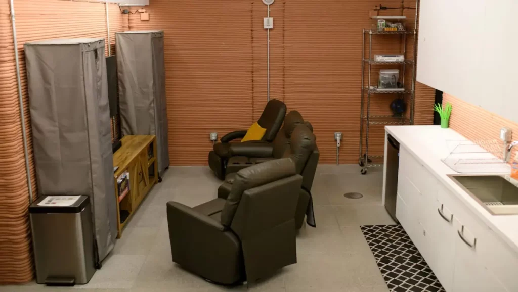 Salon et cuisine reconstitués à l’intérieur de l’habitat martien Mars Dune Alpha de la NASA.