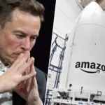 Elon Musk préoccupé, en face d’une fusée Amazon illustrant la rivalité entre Starlink et Kuiper dans la conquête de l’Internet spatial.