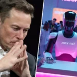 Montage montrant Elon Musk pensif à gauche et le robot humanoïde XMAN-F1 présenté au WAIC 2025 à droite.