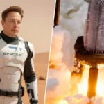 Elon Musk en combinaison SpaceX à côté d’une image du booster Super Heavy du Starship en plein décollage.