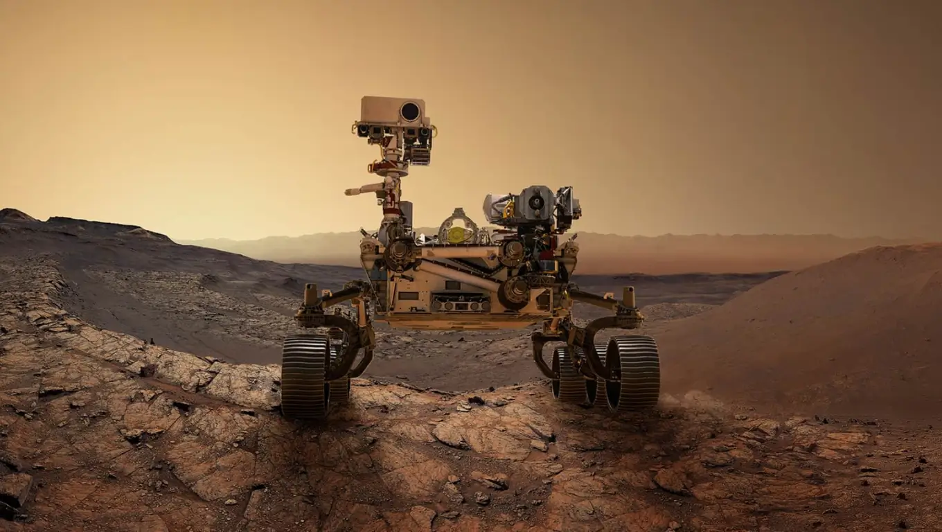 Le rover Perseverance de la NASA photographié sur le sol martien, explorant un paysage rocheux sous un ciel orangé.