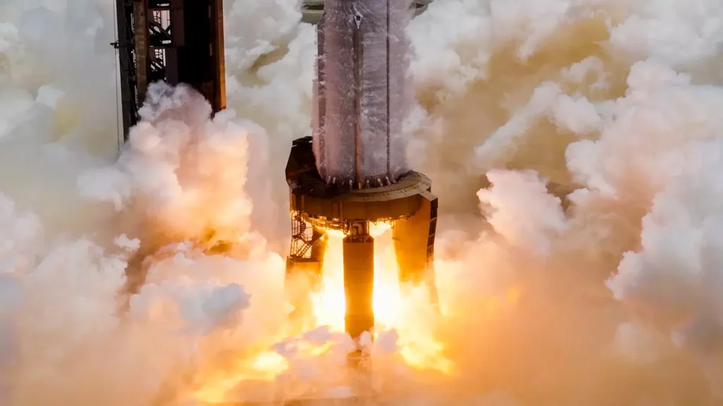 Allumage du booster Super Heavy de SpaceX avec des flammes et un nuage de fumée dense au décollage.
