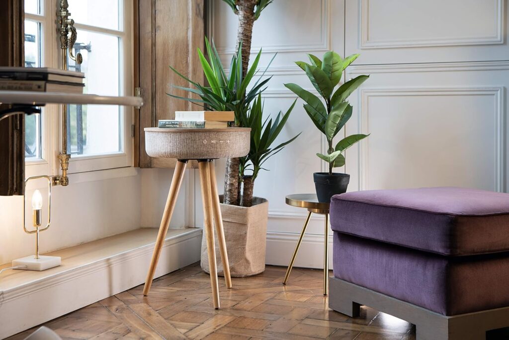 table basse qui intègre des enceintes connectées