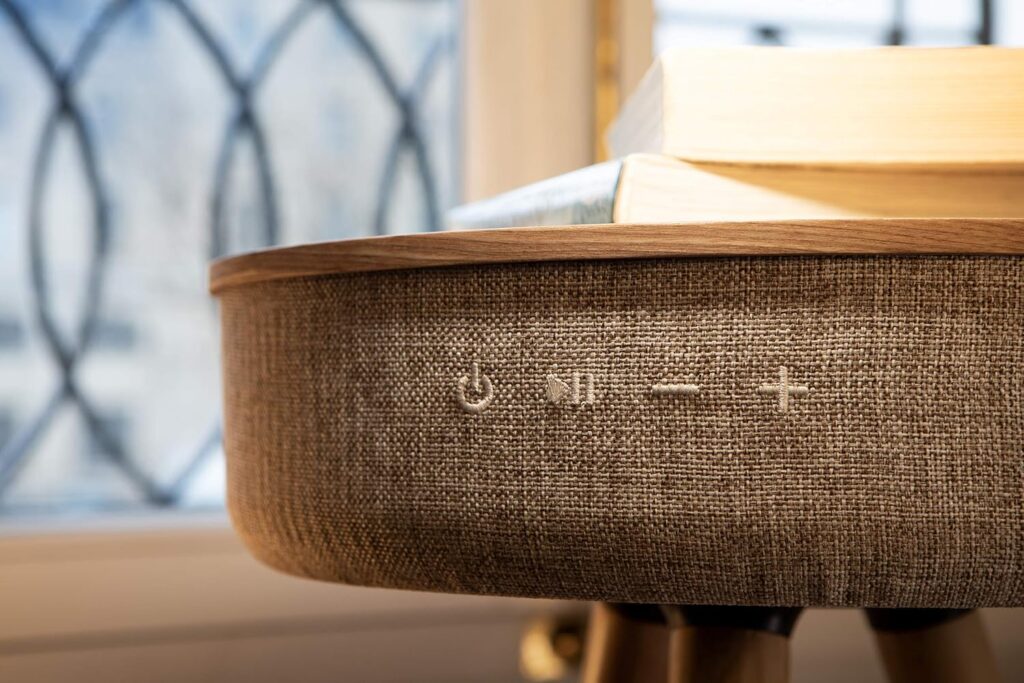 table basse qui intègre des enceintes connectées